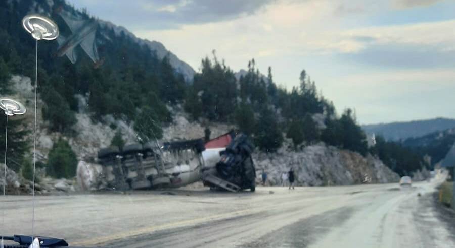 Seydişehir Antalya Yolu Alacabel Mevkisinde Yakıt Tankeri Devrildi: Yol Kayganlaşmış Durumda