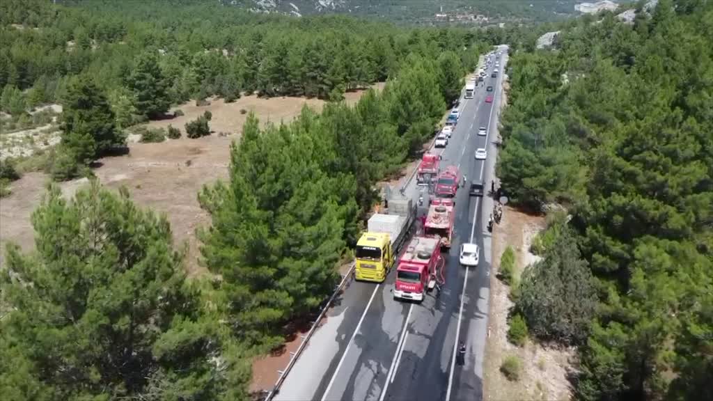 Seydişehir Antalya yolunda seyir halindeki tırda çıkan yangın söndürüldü