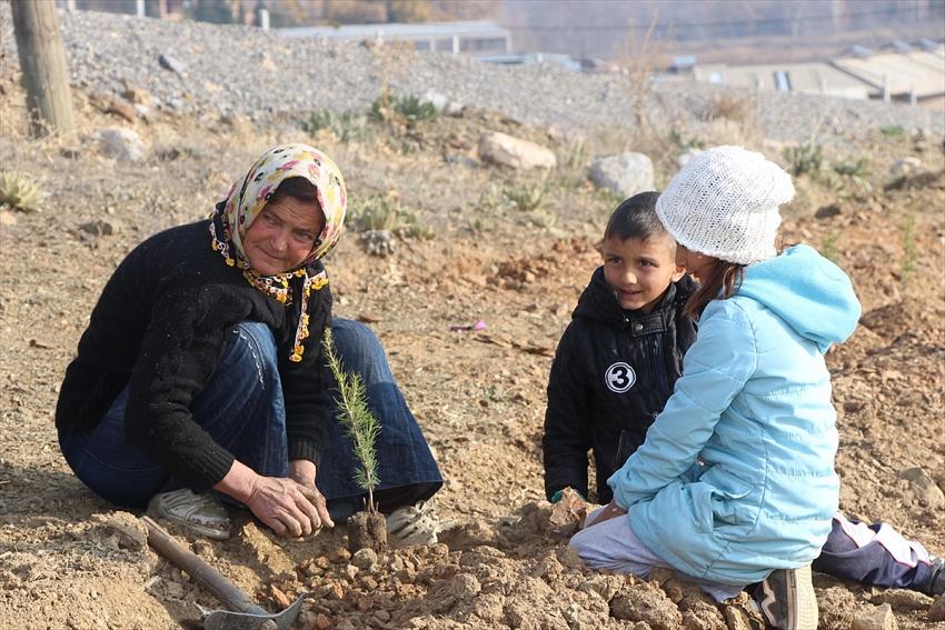 Seydişehir'de 1600 fidan toprakla buluştu