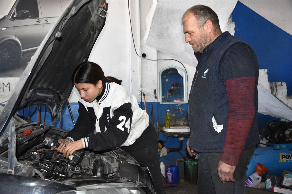 Seydişehir'de Baba kız sırt sırta verip oto tamirciliği yapıyor VİDEO HABER