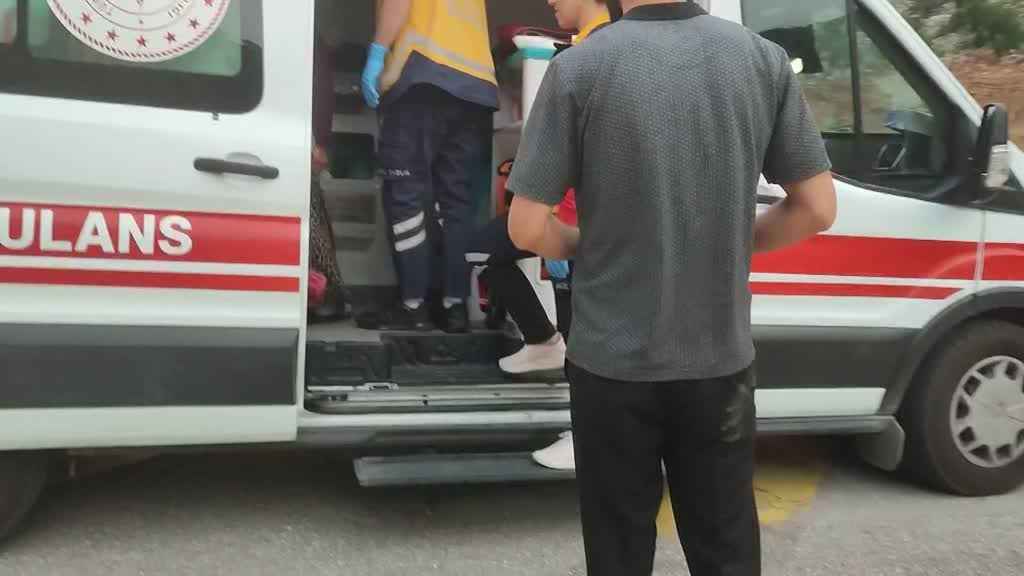 Seydişehir'de bariyerlere çarpan otomobildeki yolcu yaralandı