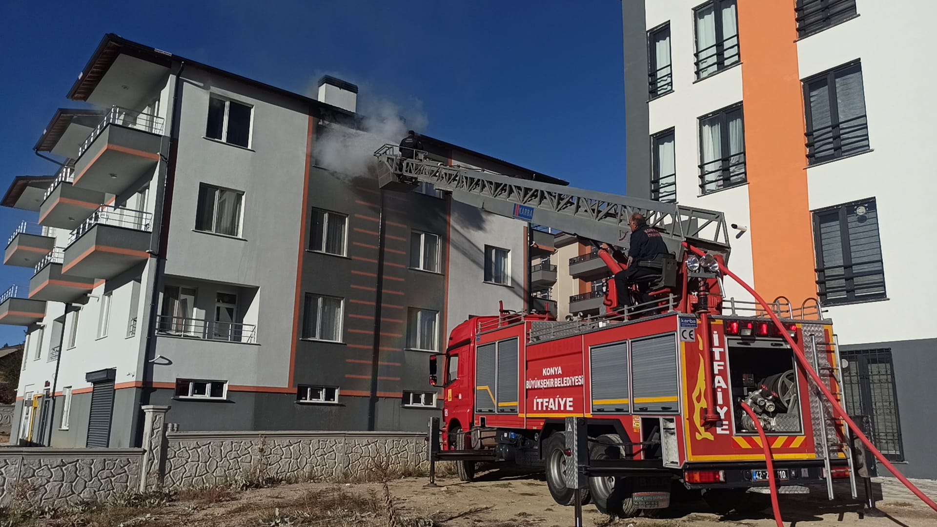 Seydişehir de evde çıkan yangında mahsur kalan kadın  itfaiye tarafından kurtarıldı. VİDEO HABER