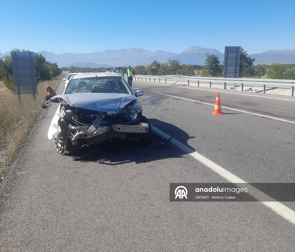 Seydişehir'de lastiği patlayan otomobildeki 2 kişi yaralandı