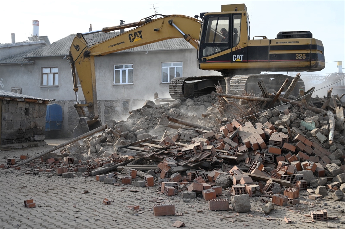 Seydişehir'de metruk binalar yıkılıyor