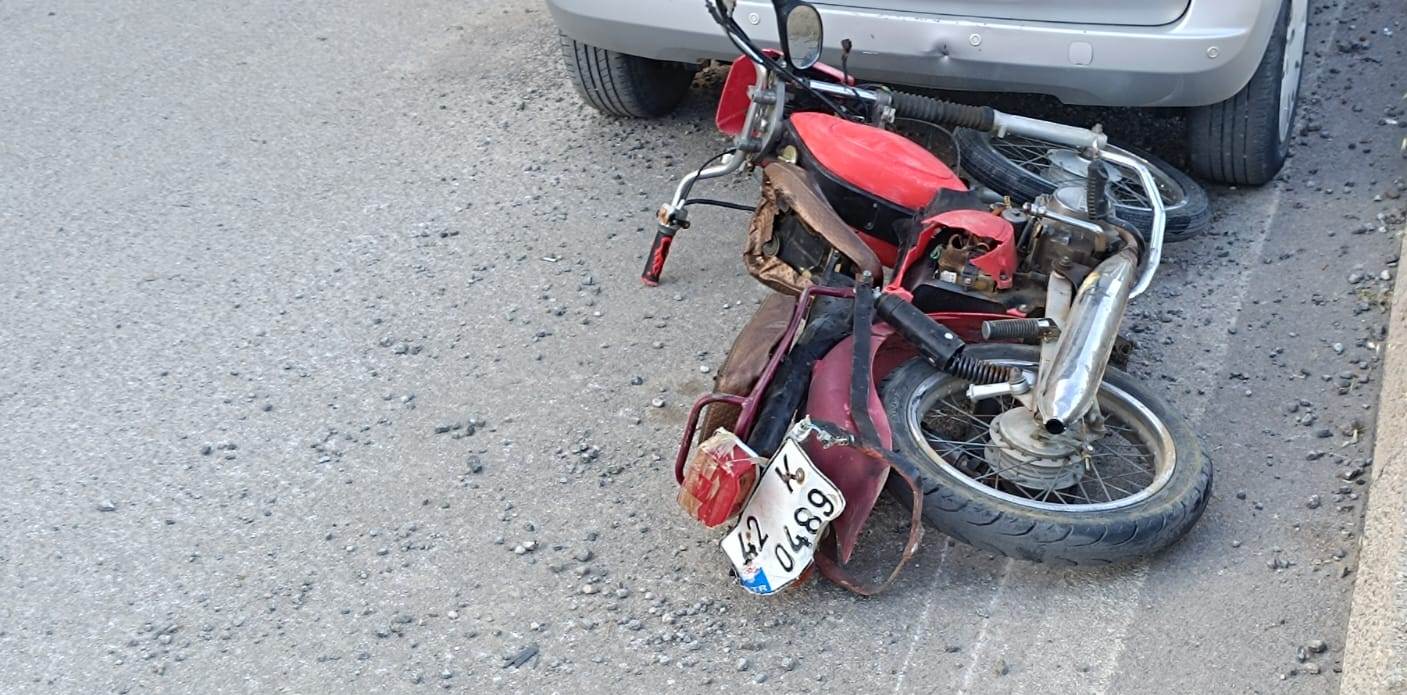 Seydişehir'de Otomobil  motosiklete  çarpıp kaçtı 2  yaralı