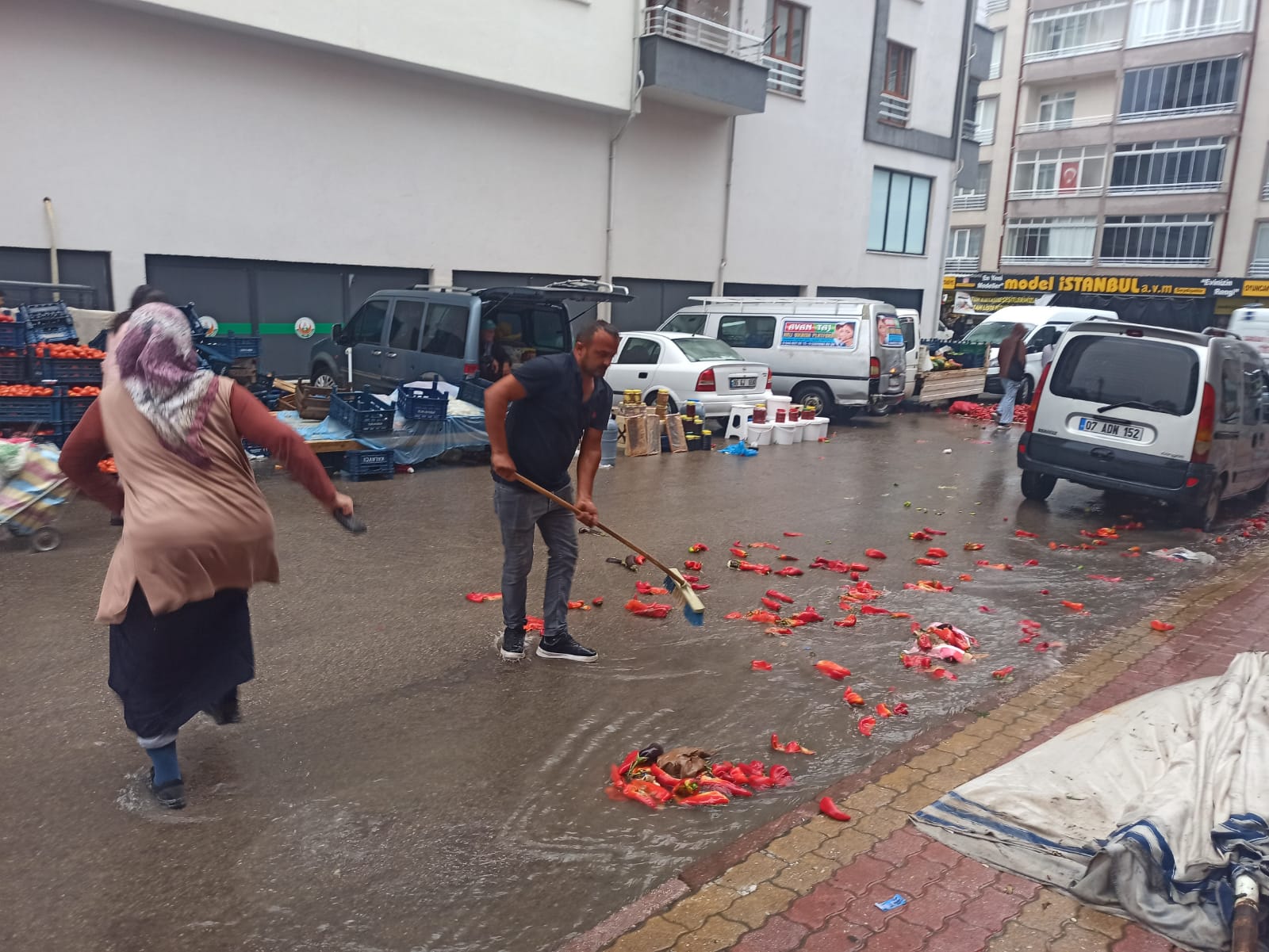 Seydişehir’de şiddetli yağış Pazar yerini vurdu. VİDEOHABER