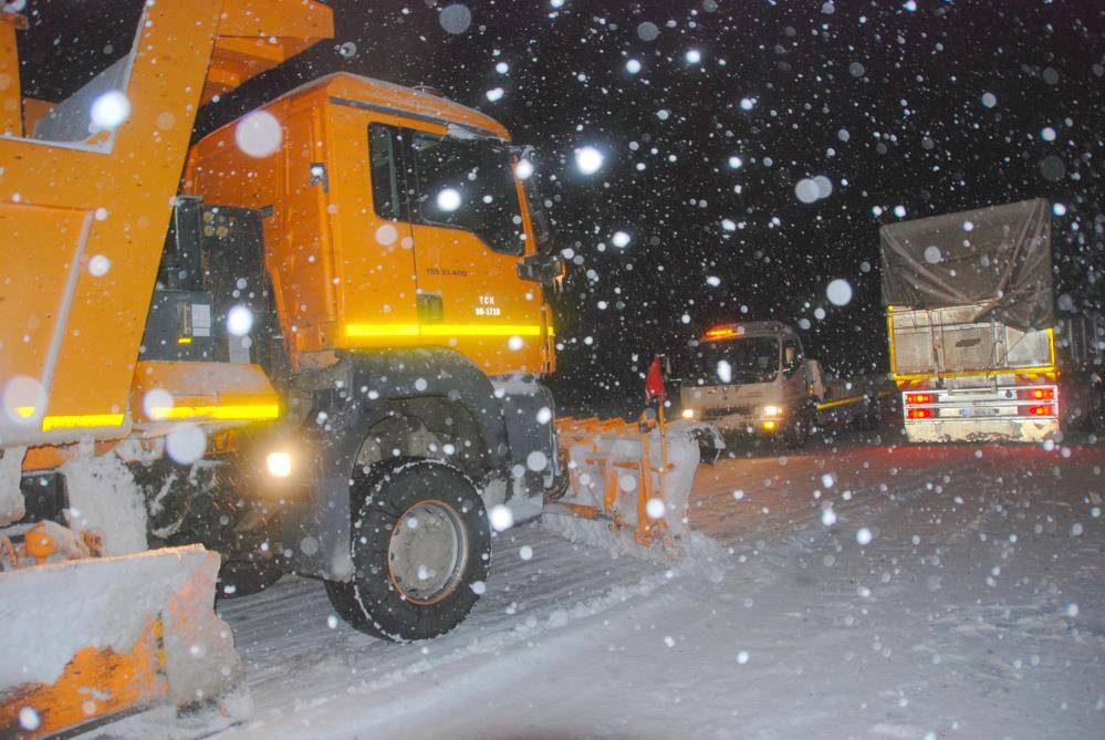 Seydişehir'in Yüksek  Kesimleri akşam saatlerinden itibaren kar yağışı ve tipi etkili oldu.