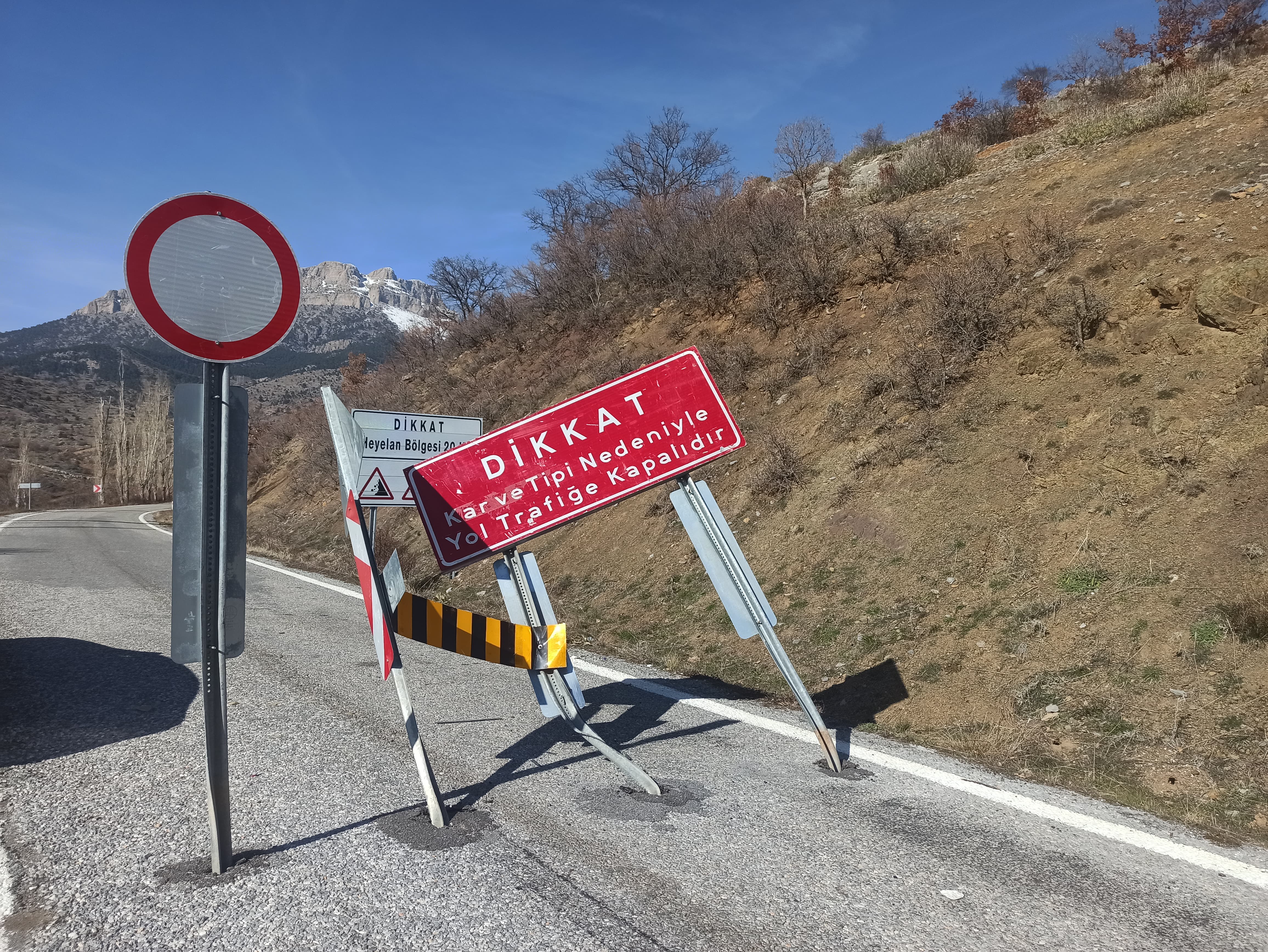 Seydişehir-Rezebeli Yolunda İlginç olay: Uyarı Levhasına Çarpan Sürücü Görenleri Şaşırttı