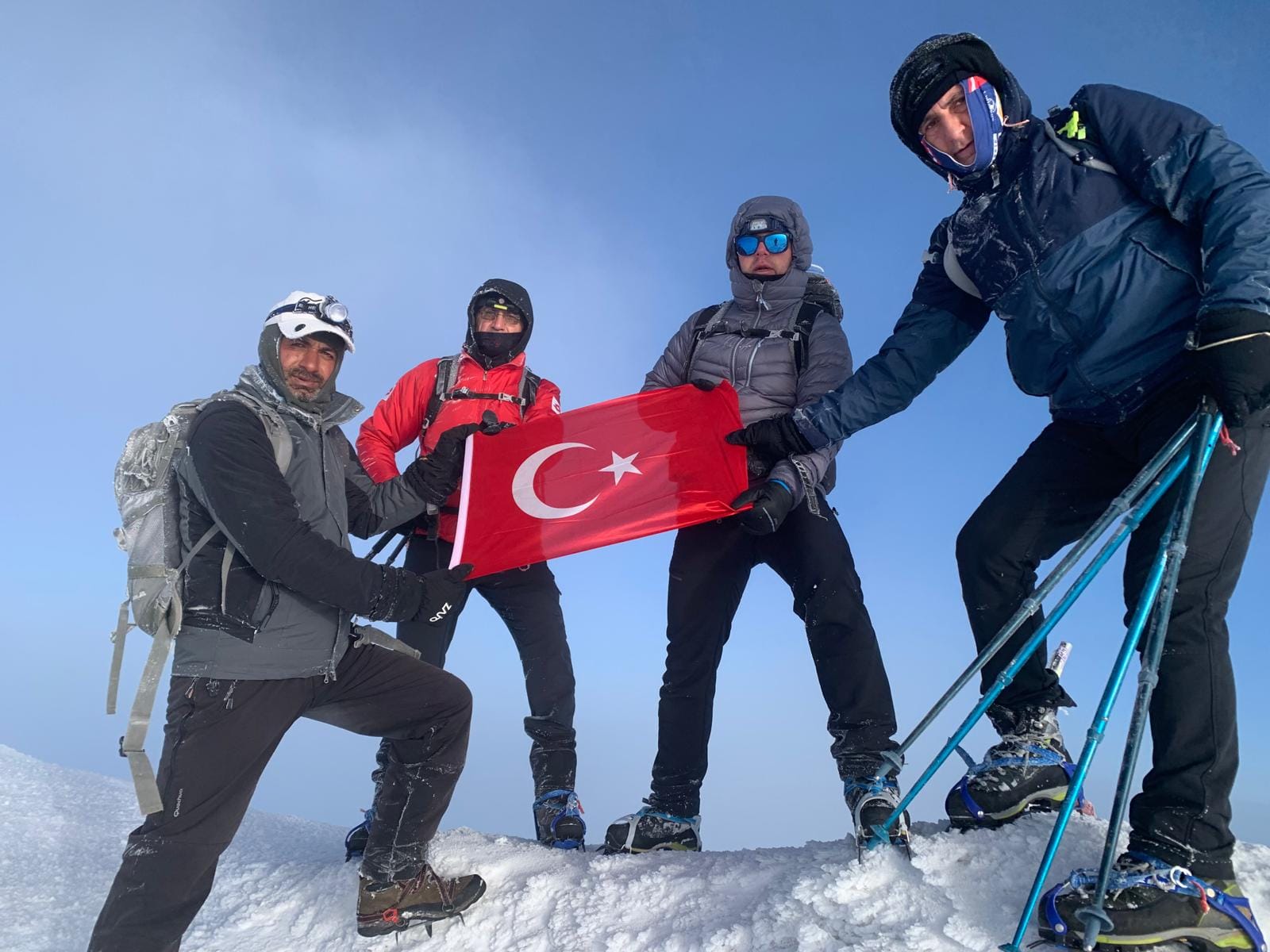 Seydişehirli  Dağcılar Türkiye'nin en yüksek dağı olan Ağrı Dağı'na tırmandı