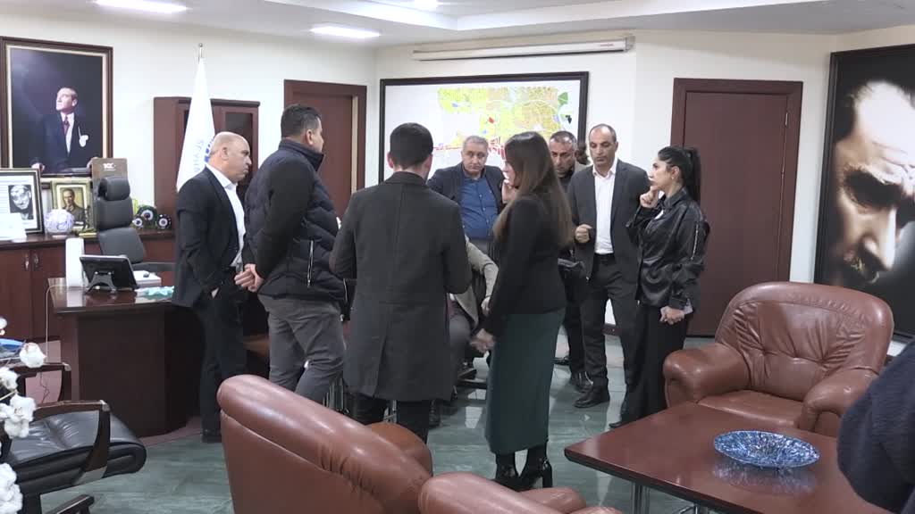 Seyhan Belediye Başkanı Oya Tekin'in makam odasındaki eşyalar haczedildi