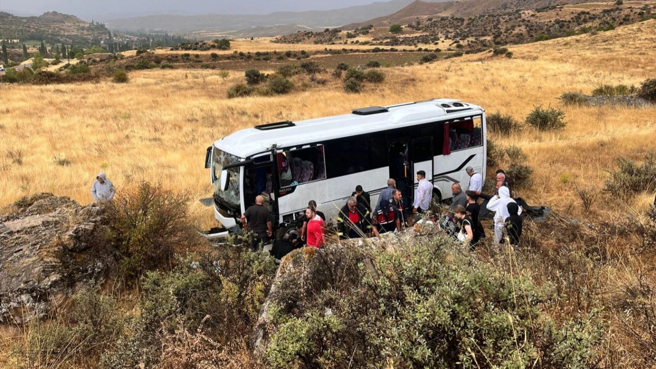 Sivas'ta midibüsün devrildiği kazada 29 kişi yaralandı