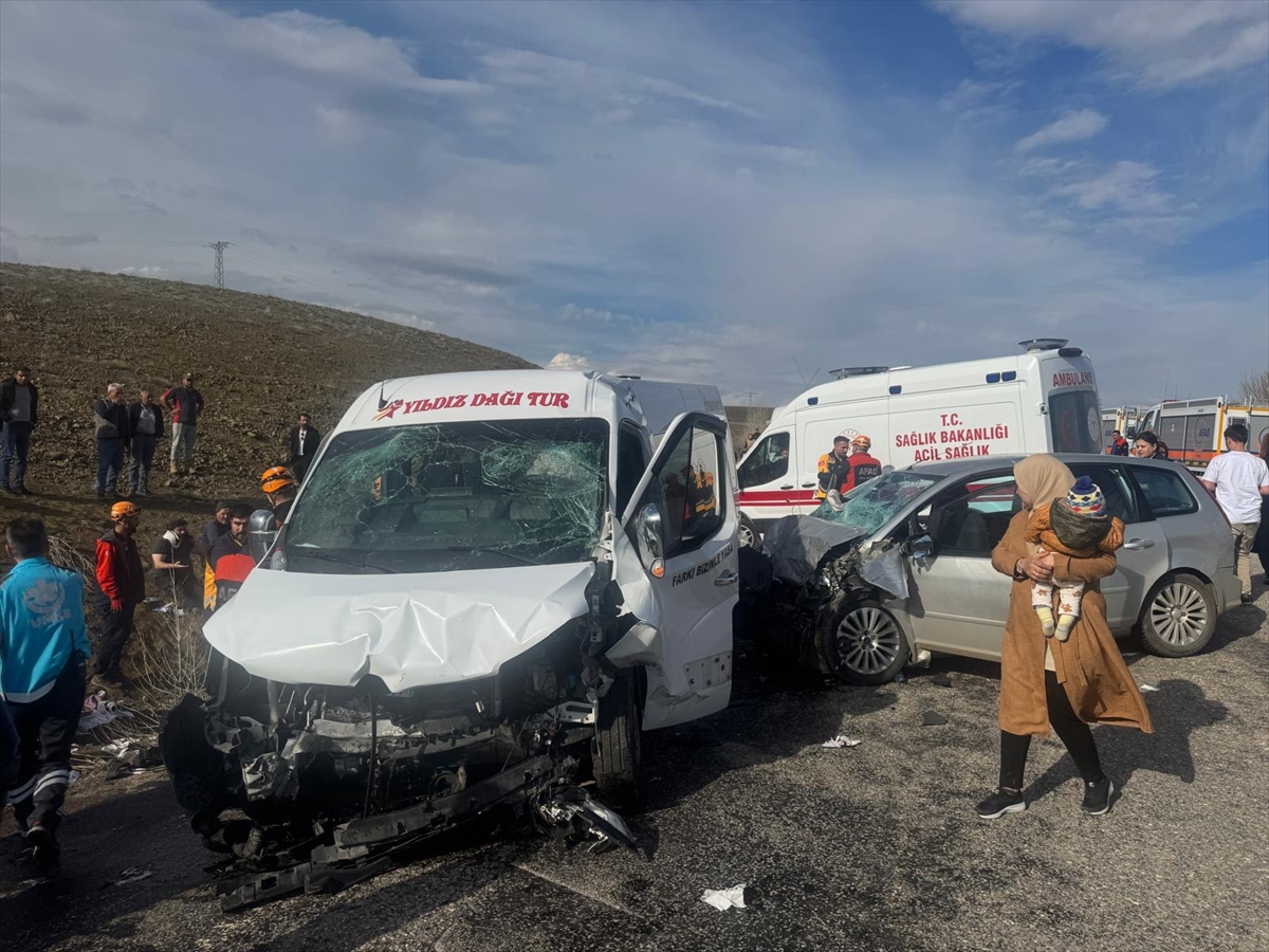 Sivas'ta öğretmenleri taşıyan servis ile otomobilin çarpıştığı kazada 15 kişi yaralandı