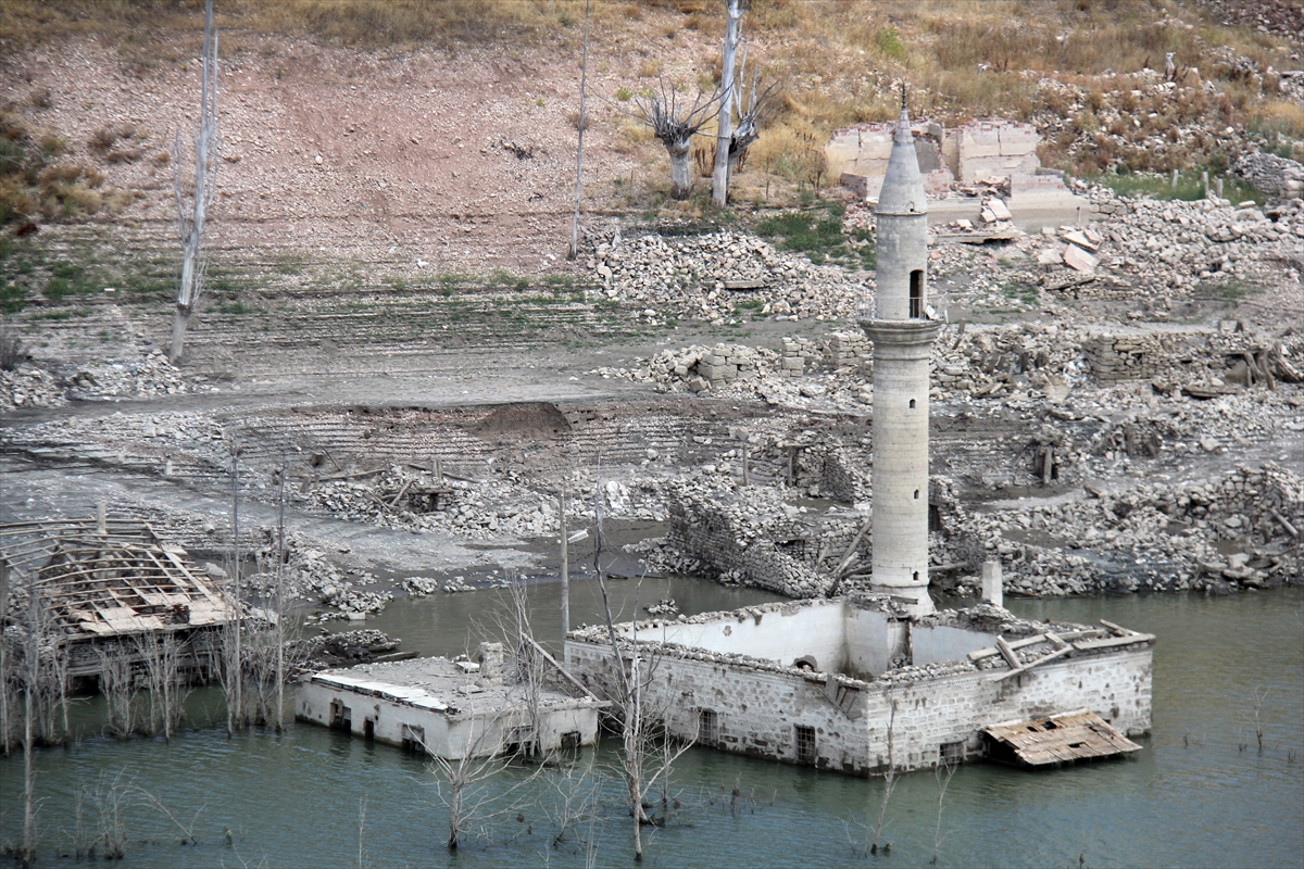 Sivas'ta su seviyesi düşen barajdaki eski cami ve bazı evler ortaya çıktı