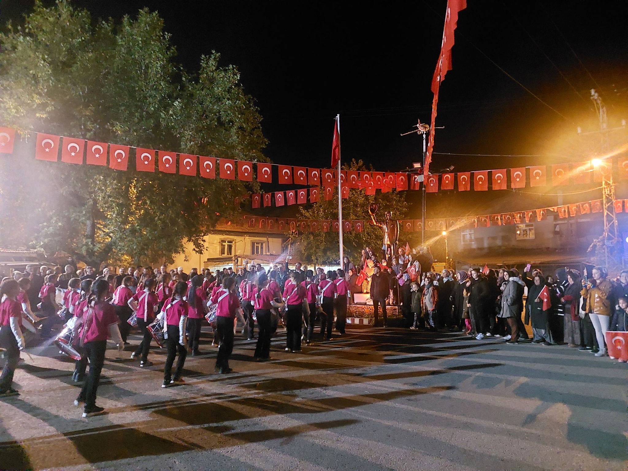 Taraşçı'da Cumhuriyet Bayramı Fener Alayı Coşkusu