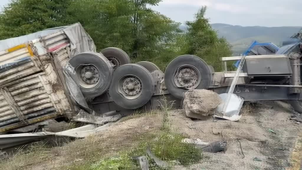 - Tırla otomobilin çarpıştığı kazada 2 kişi yaşamını yitirdi, 2 kişi yaralandı