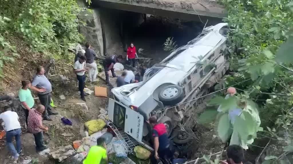 TOKAT - Fındık işçilerini taşıyan minibüs devrildi, 20 kişi yaralandı