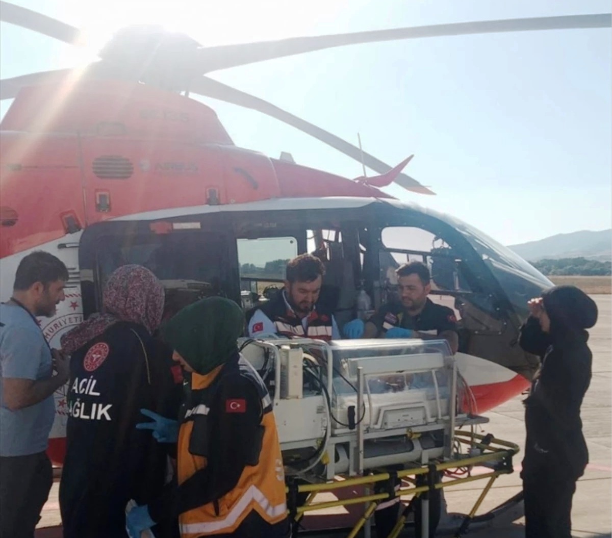 Tokat'ta kalp damarlarındaki rahatsızlık için tedavi gören bebek ambulans helikopterle Konya'ya gönderildi