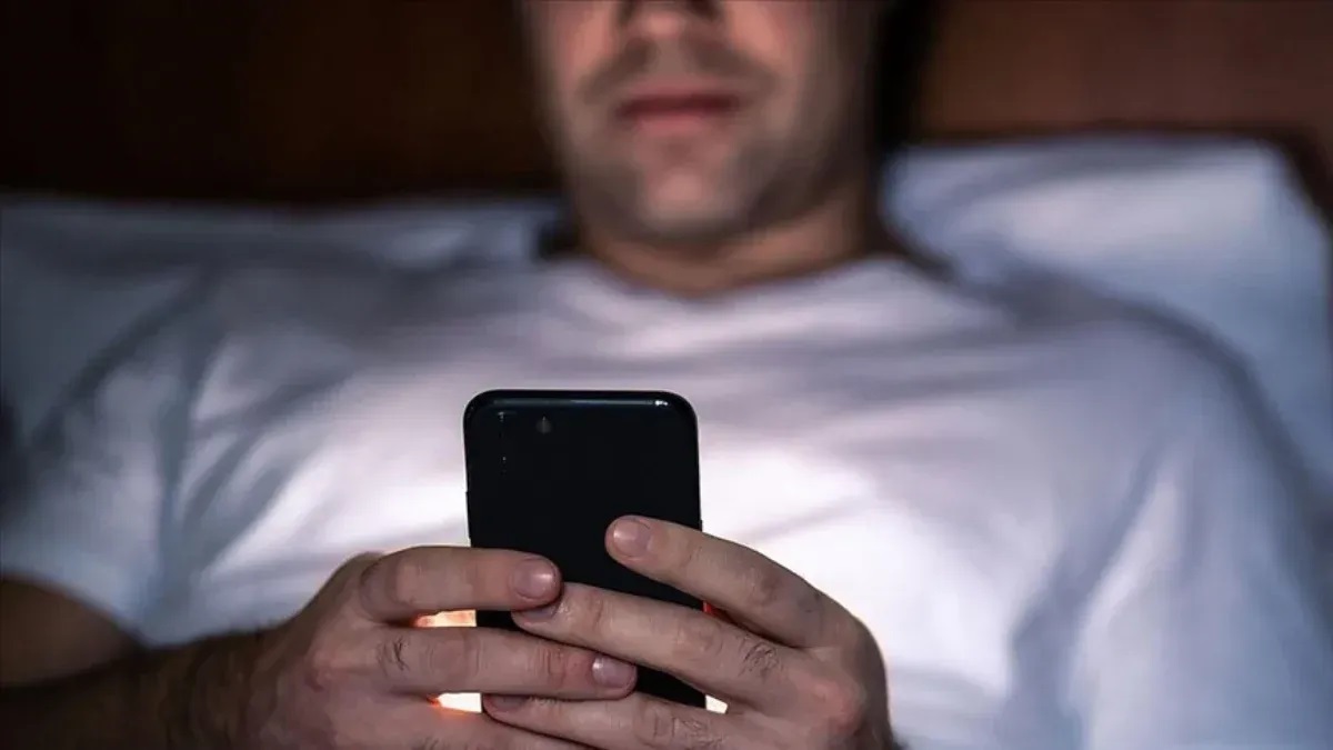 Uyumadan önce telefona bakanlar dikkat! Bu son derece önemli