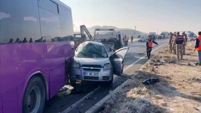 VAN - İki ayrı zincirleme trafik kazasında 2 kişi öldü, 15 kişi yaralandı