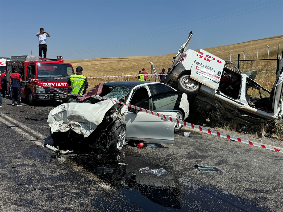 Yozgat'ta hafif ticari araçla otomobilin çarpıştığı kazada 3 kişi öldü