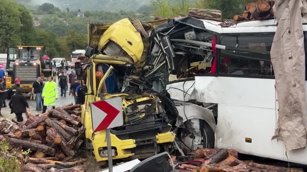 ZONGULDAK - Otobüsle kamyonun çarpıştığı kazada 2 kişi öldü, 23 kişi yaralandı