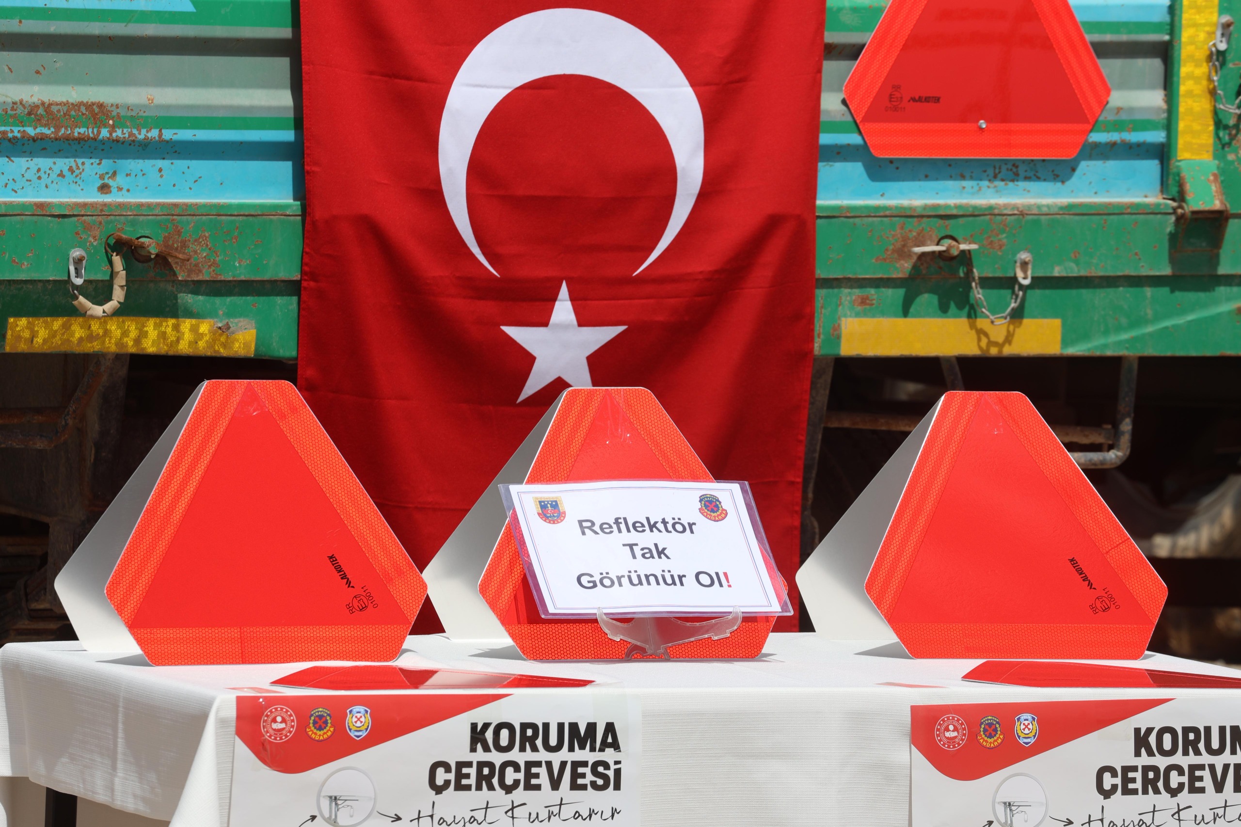 Konya Büyükşehir ve Jandarma'dan Çiftçilere Güvenlik Desteği: 10 Bin Reflektör