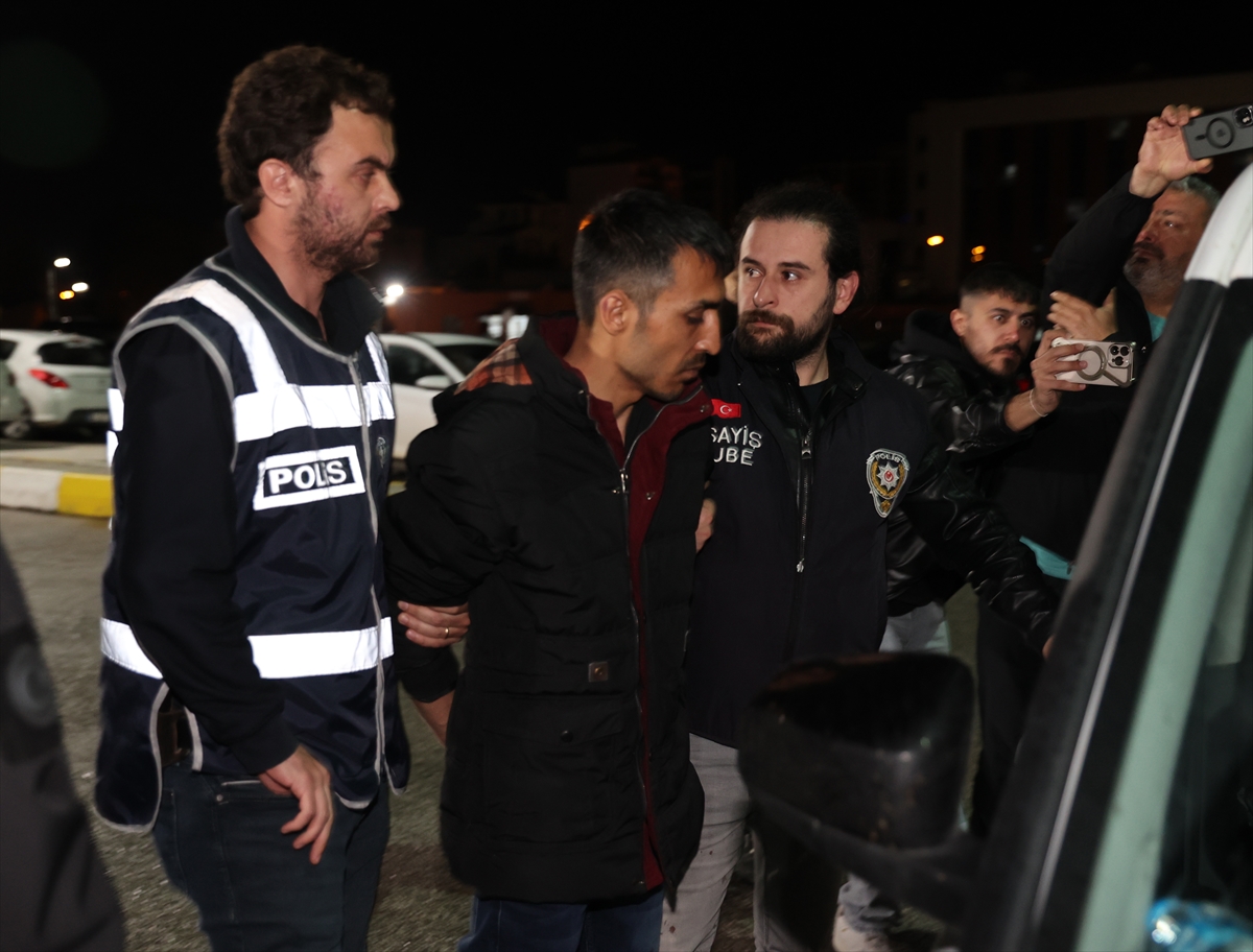 İki kardeşi evlerinde bıçaklayarak öldürdüğü iddia edilen zanlı Sivas'a getirildi
