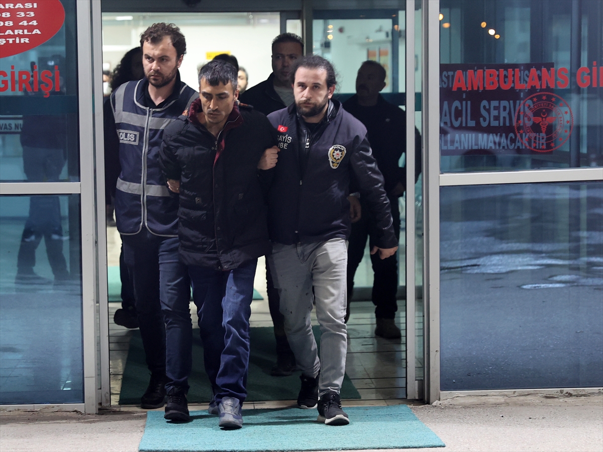 İki kardeşi evlerinde bıçaklayarak öldürdüğü iddia edilen zanlı Sivas'a getirildi