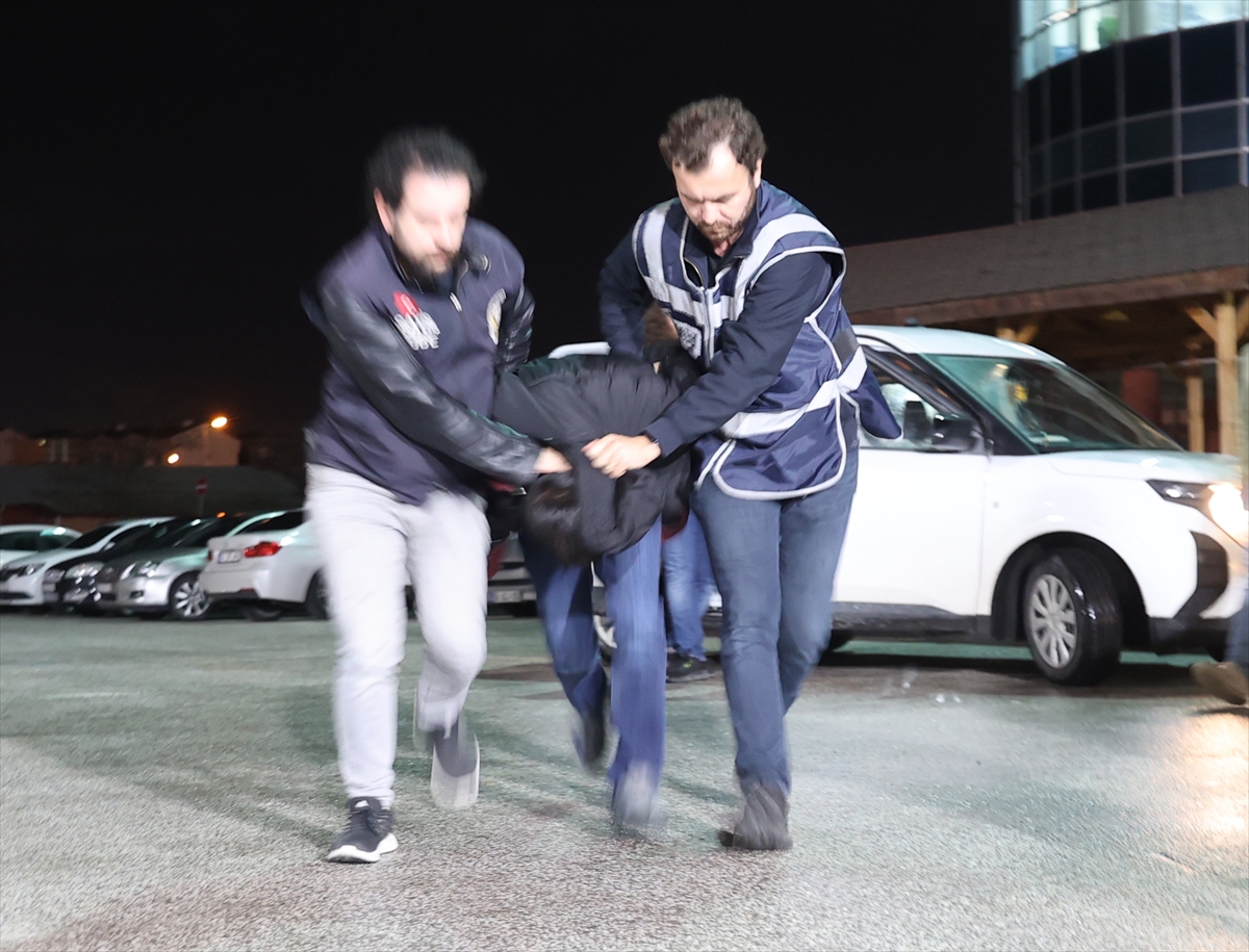 İki kardeşi evlerinde bıçaklayarak öldürdüğü iddia edilen zanlı Sivas'a getirildi