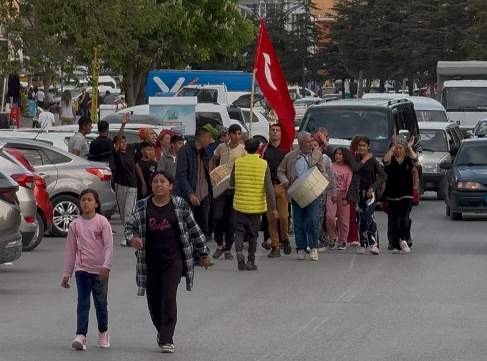 Seydişehir Değirmenci Mahallesi'nde Coşkulu Asker Uğurlama Geleneği