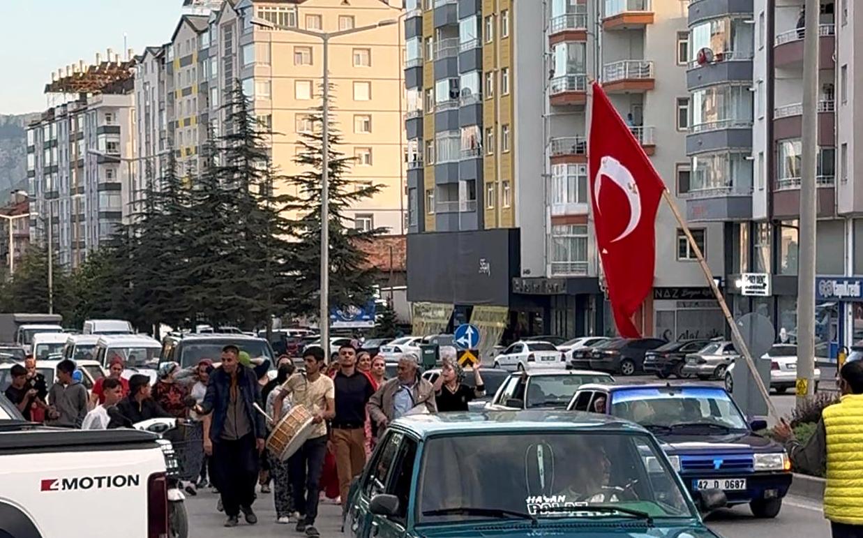Seydişehir Değirmenci Mahallesi'nde Coşkulu Asker Uğurlama Geleneği
