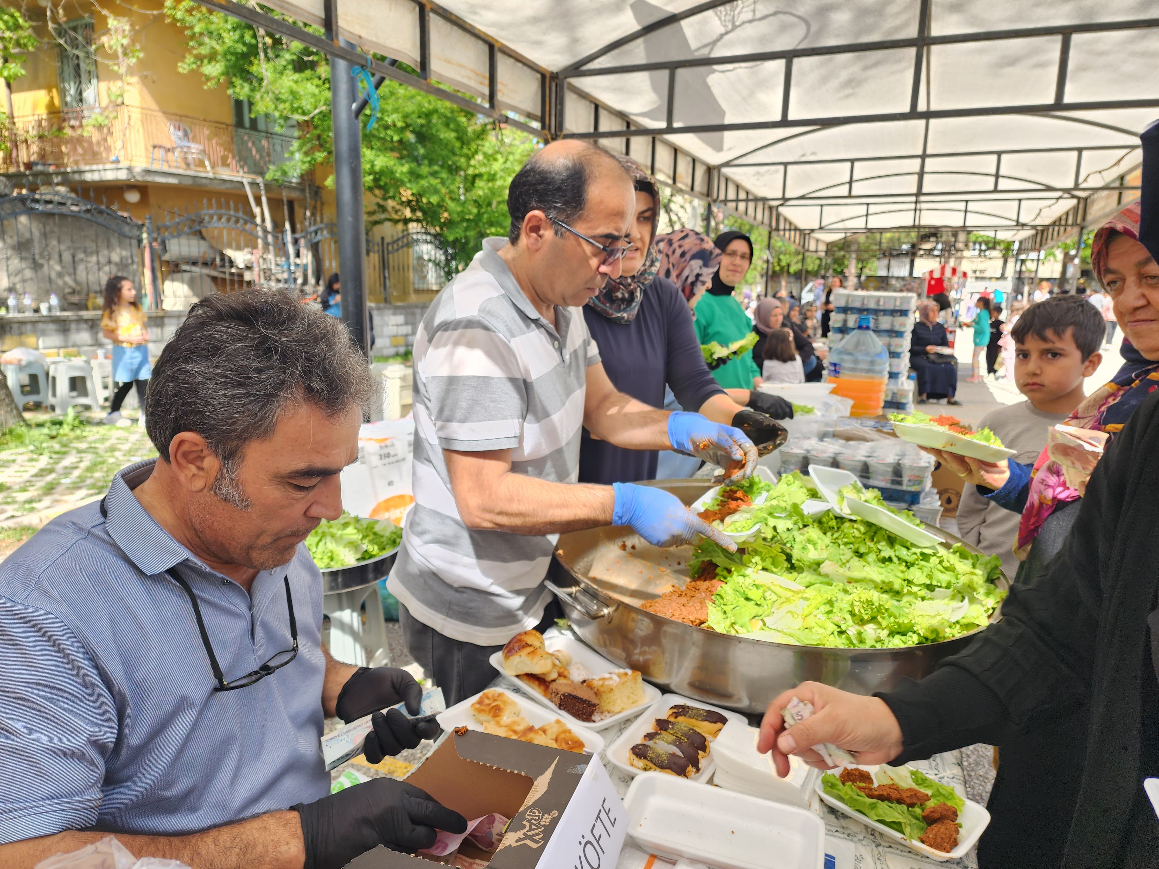 Seydişehir Atatürk İlkokulu, Oyun Şenliği ve Kermes programı düzenledi.