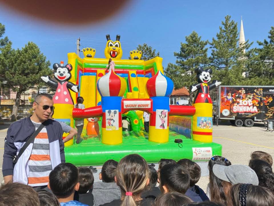 Seydişehir Atatürk İlkokulu, Oyun Şenliği ve Kermes programı düzenledi.