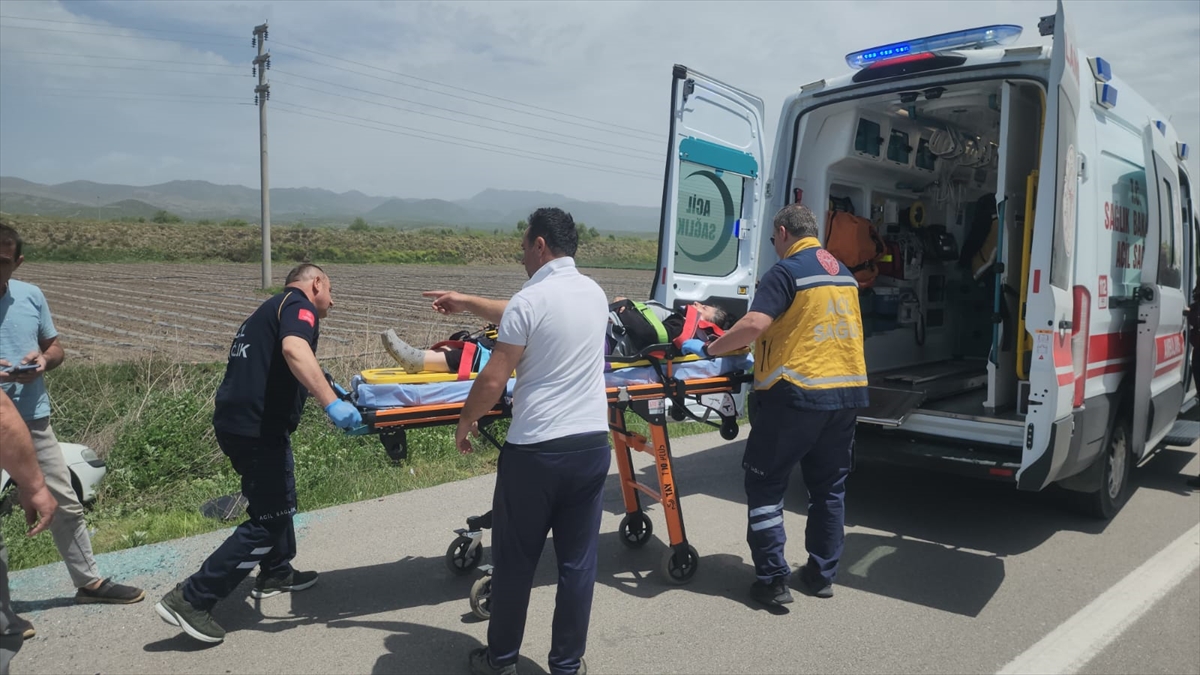 Seydişehir'de şarampole devrilen otomobildeki 2 kişi yaralandı