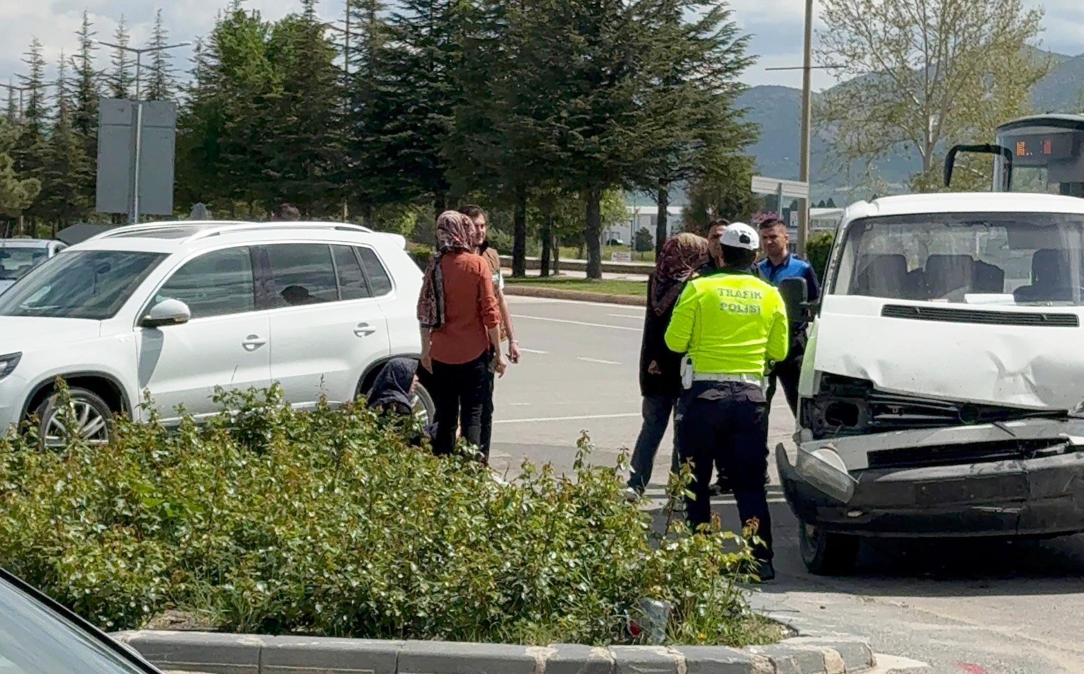 Seydişehir Otogar Kavşağı'nda Trafik Kazası: 2 Yaralı