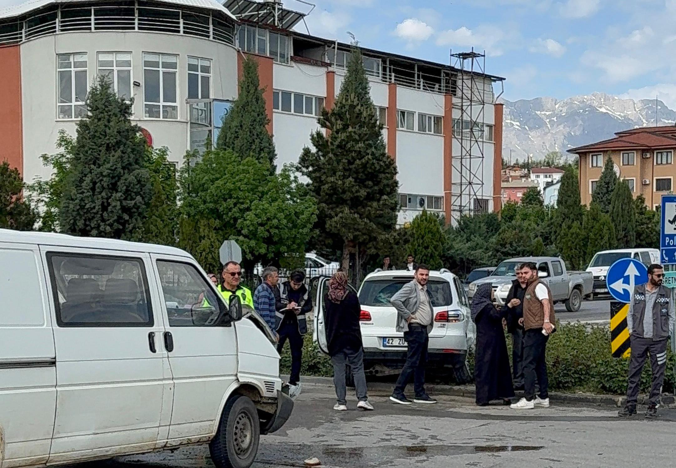 Seydişehir Otogar Kavşağı'nda Trafik Kazası: 2 Yaralı