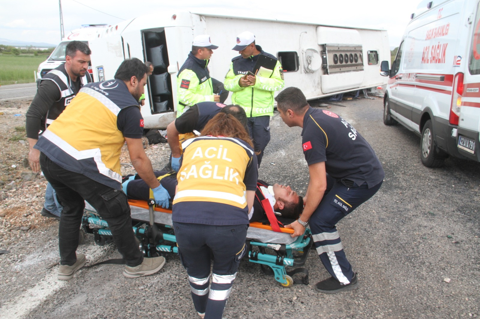 Beyşehirde yolcu otobüsü devrildi, 13 kişi yaralandı