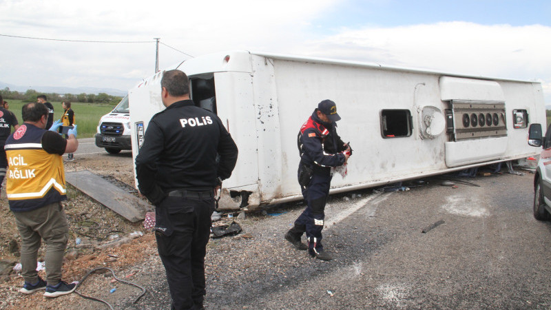 Beyşehirde yolcu otobüsü devrildi, 13 kişi yaralandı