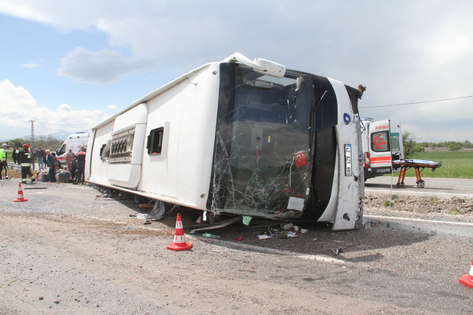Beyşehirde yolcu otobüsü devrildi, 13 kişi yaralandı