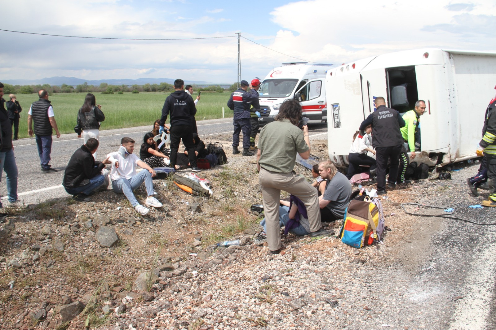 Beyşehirde yolcu otobüsü devrildi, 13 kişi yaralandı