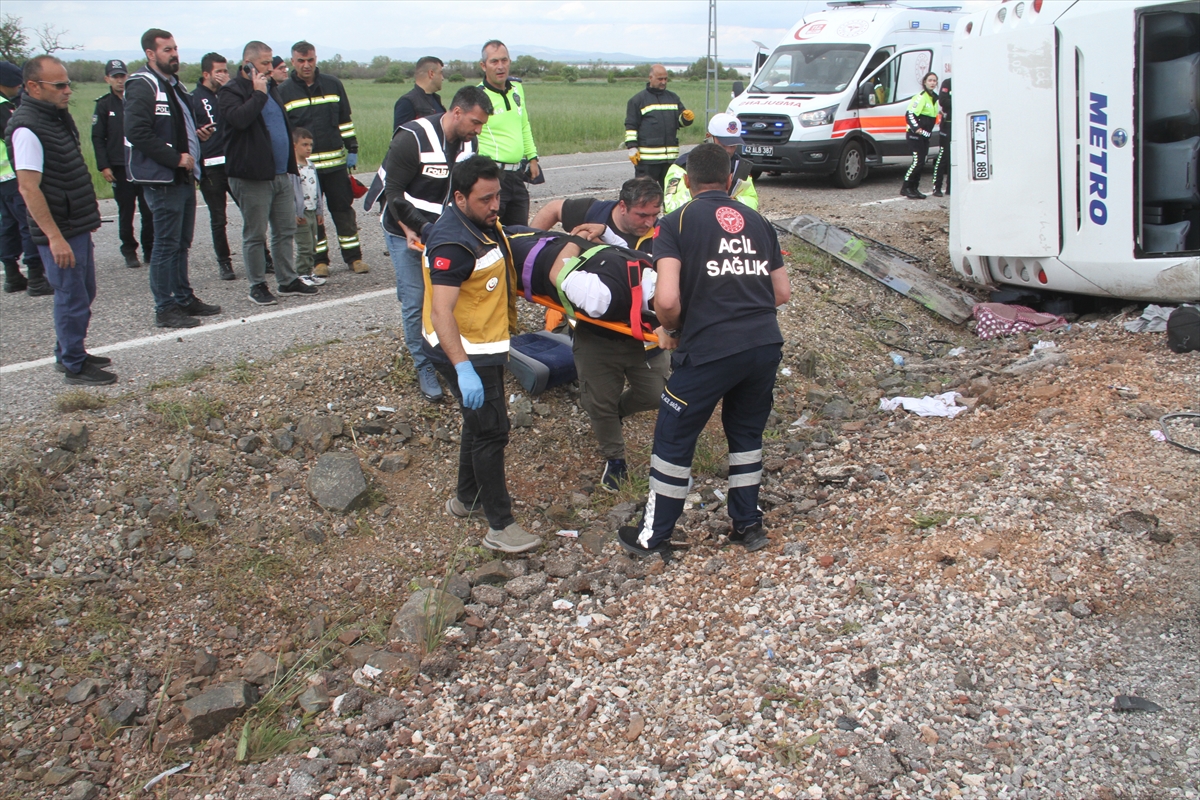 Beyşehirde yolcu otobüsü devrildi, 13 kişi yaralandı
