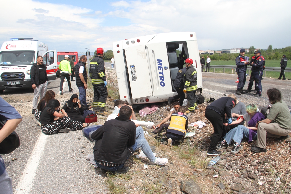Beyşehirde yolcu otobüsü devrildi, 13 kişi yaralandı
