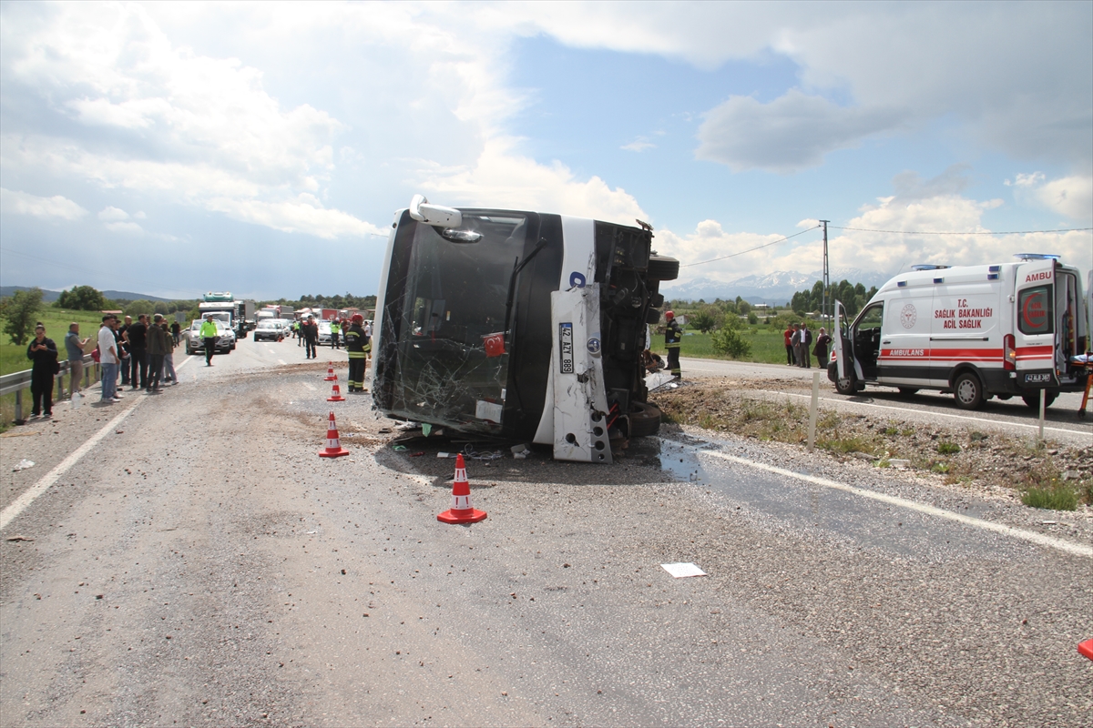 Beyşehirde yolcu otobüsü devrildi, 13 kişi yaralandı