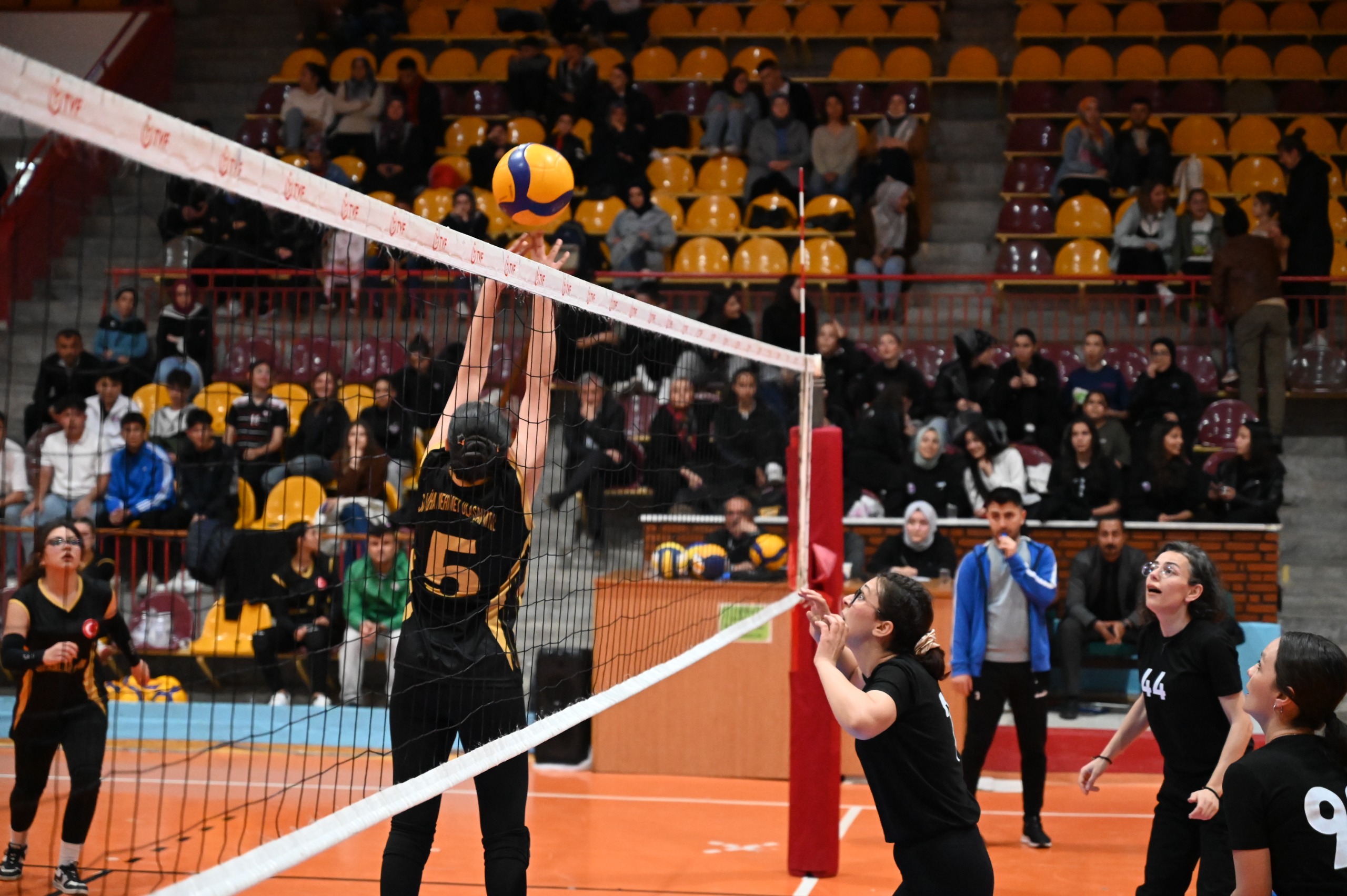 BAŞKANLIK VOLEYBOL TURNUVASI BAŞLADI