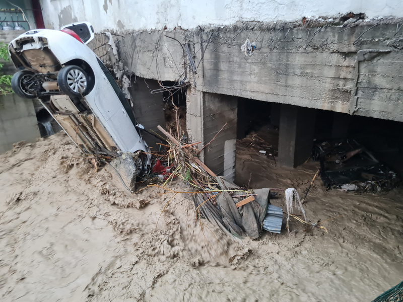 Osmaniye'yi sel vurdu! Otomobiller sürüklendi