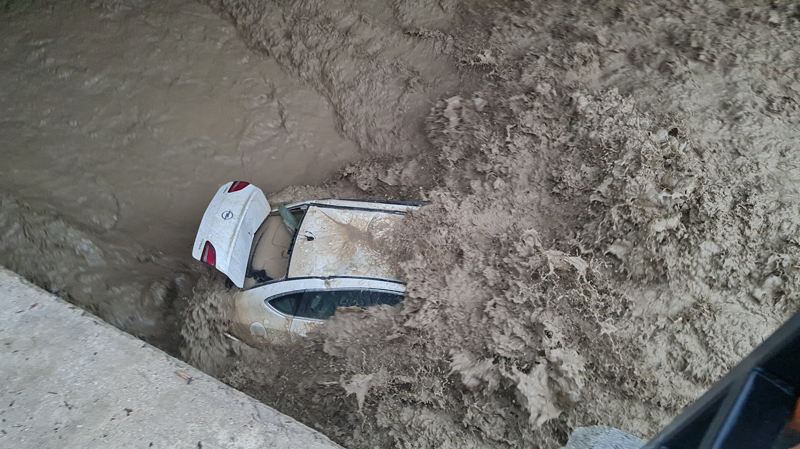 Osmaniye'yi sel vurdu! Otomobiller sürüklendi