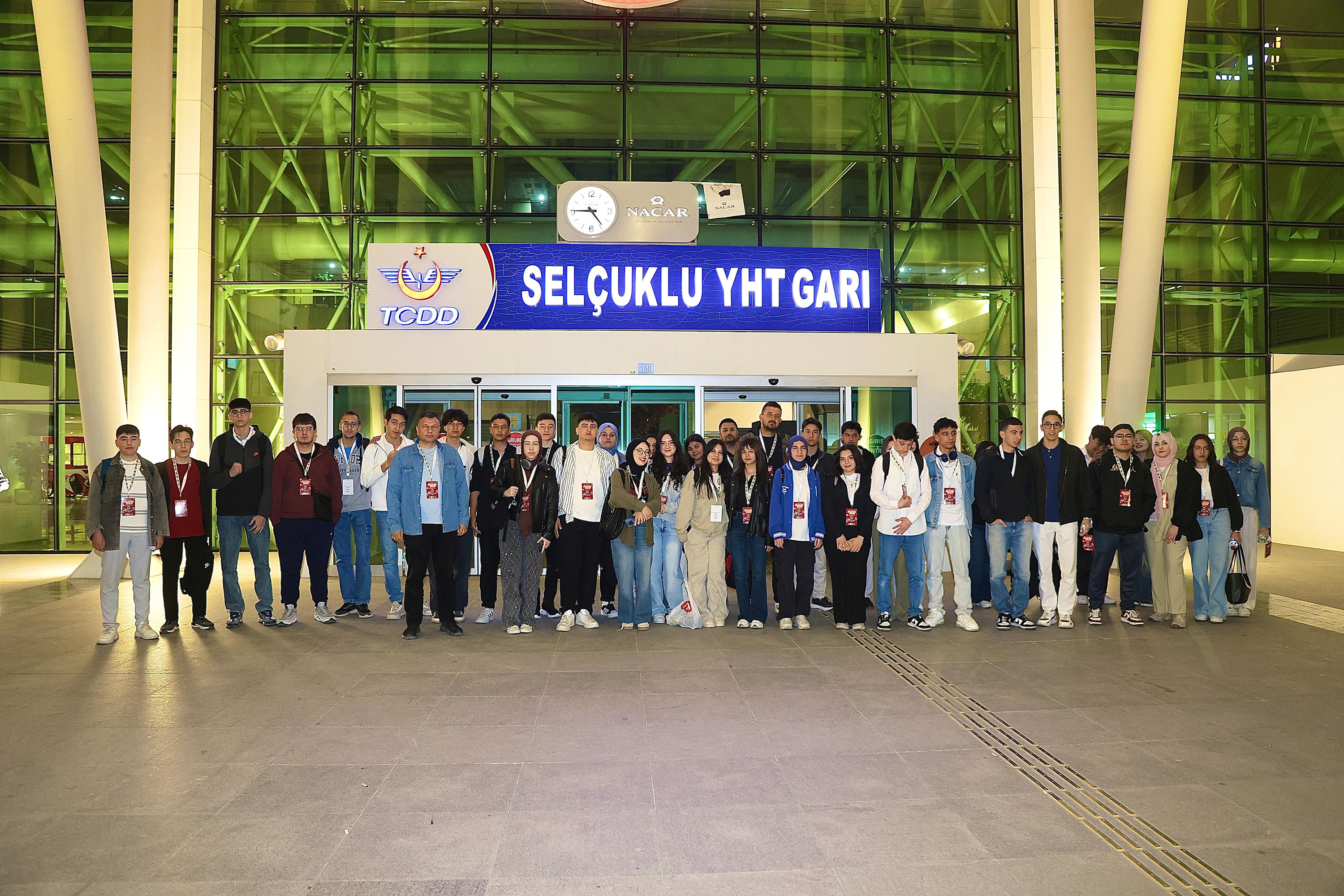 BAŞKAN ALTAY YHT İLE GÜNÜBİRLİK İSTANBUL GEZİSİNE KATILAN ÖĞRENCİLERE EŞLİK ETTİ