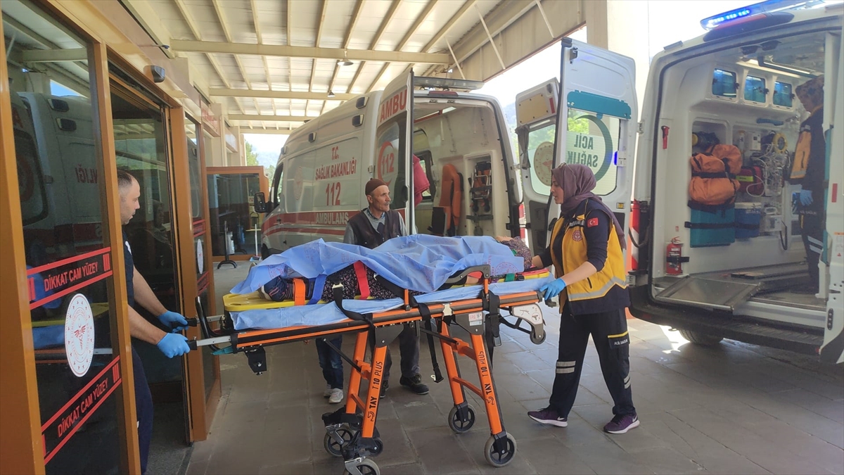 Seydişehirde tarım aracının devrilmesi sonucu 6 kişi yaralandı