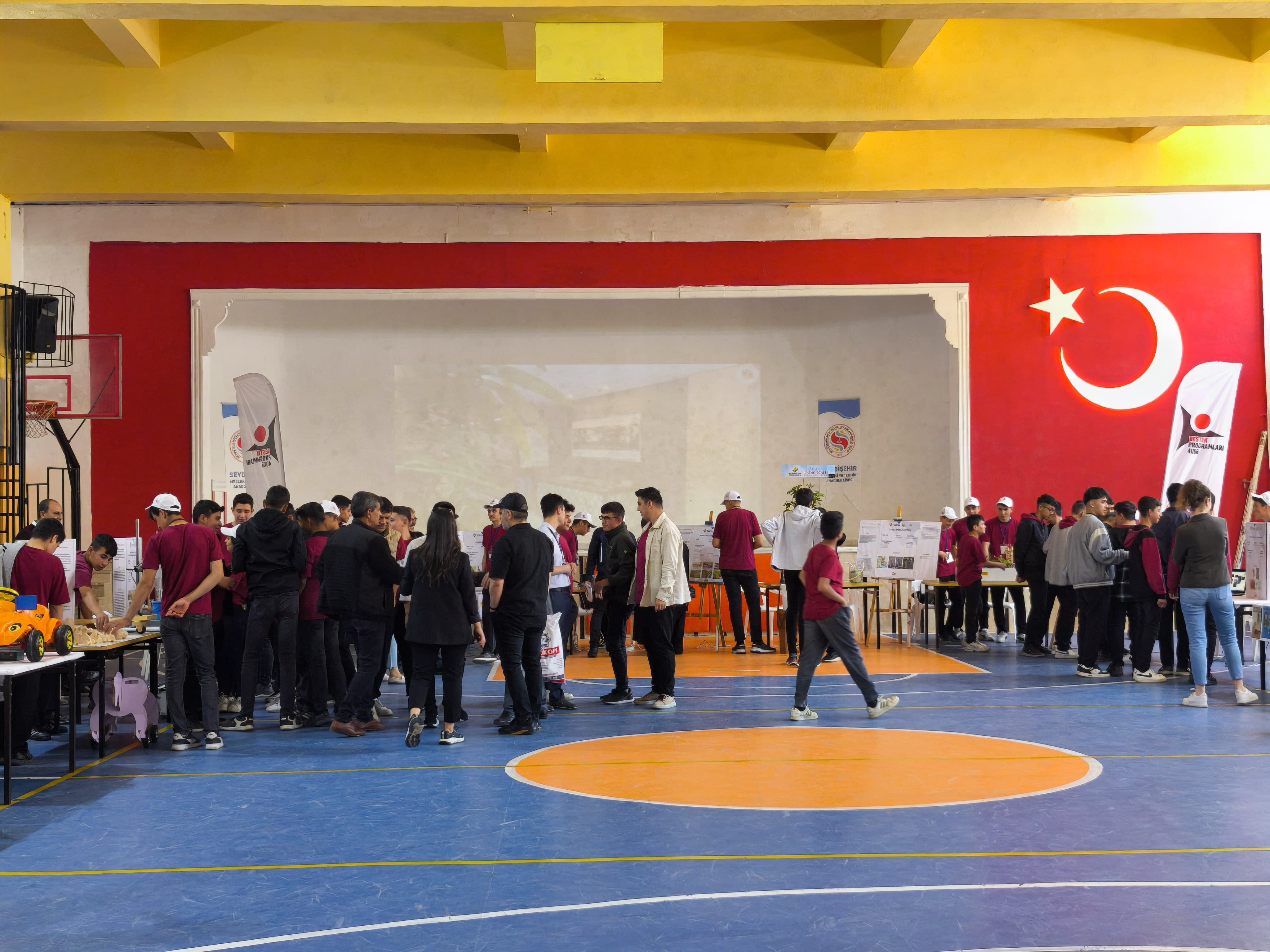 Seydişehir Mesleki ve Teknik Anadolu Lisesi'nde TÜBİTAK 4006 Bilim Fuarı Coşkusu: "Bilim ve Teknoloji ile İnşa Edeceğimiz Türkiye Yüzyılı"