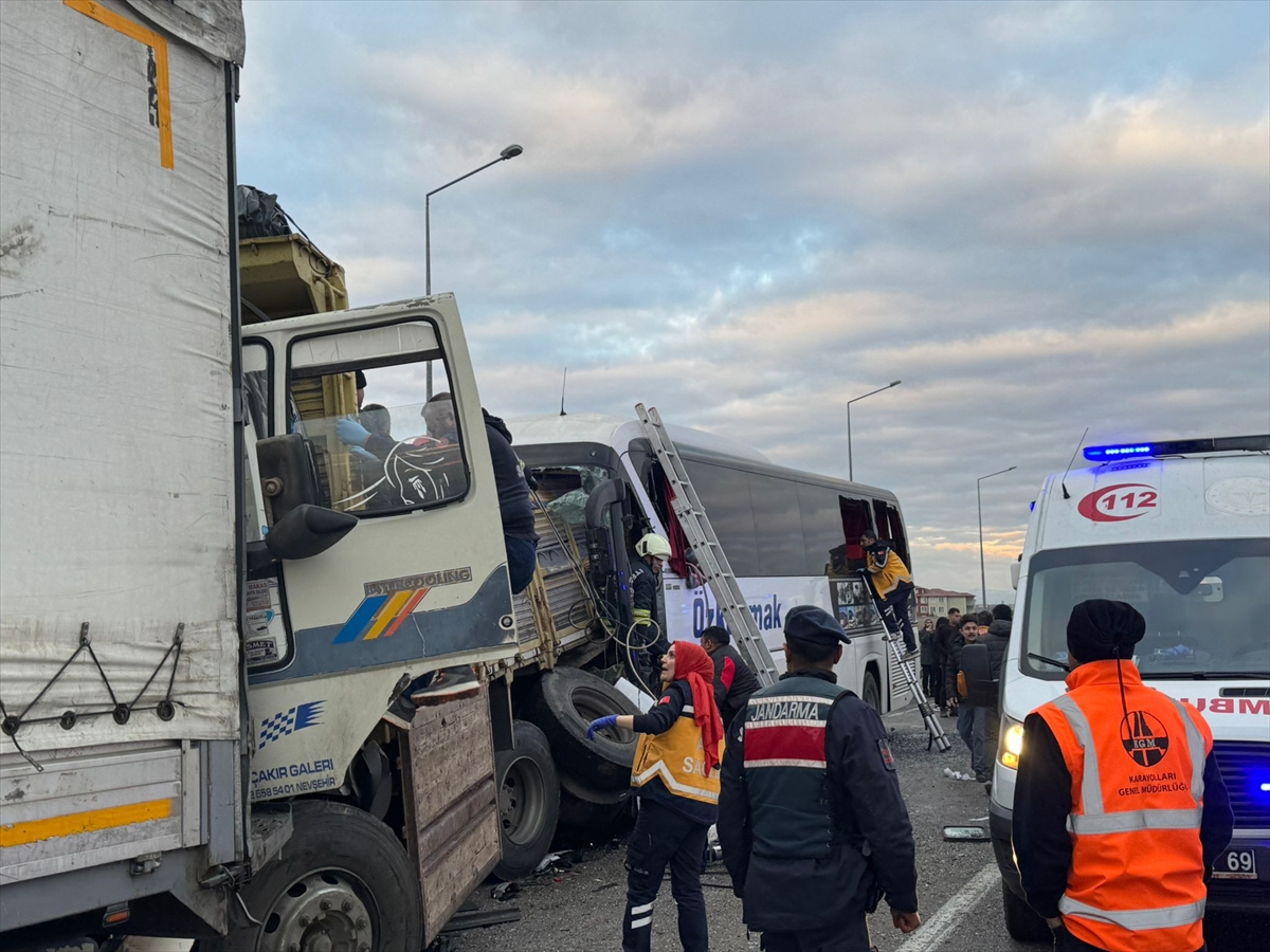 Konya'da yolcu otobüsünün karıştığı trafik kazasında 3 kişi öldü, 33 kişi yaralandı